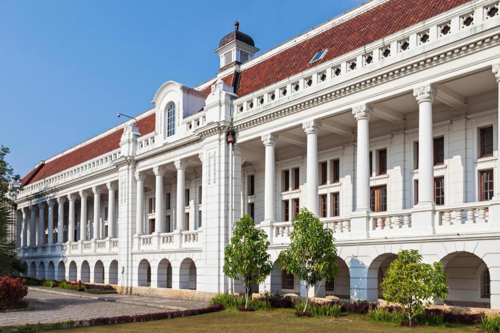 California Hotel Джакарта Экстерьер фото