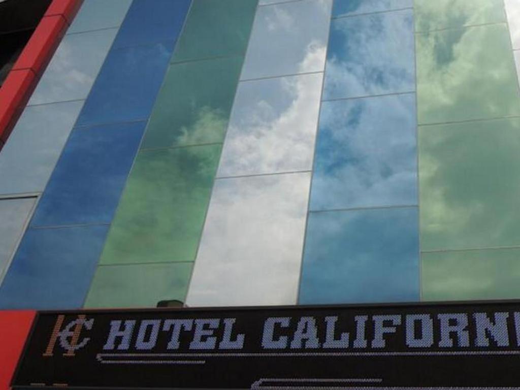 California Hotel Джакарта Экстерьер фото