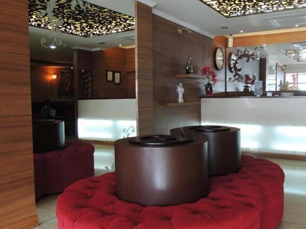 California Hotel Джакарта Экстерьер фото