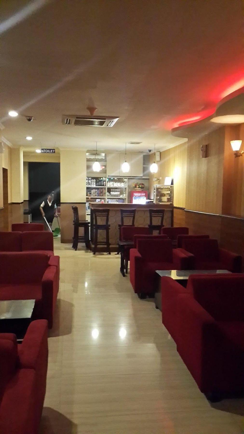 California Hotel Джакарта Экстерьер фото
